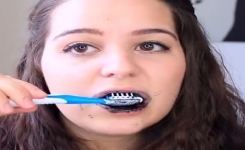 Comment noircir vos dents peut les rendre blanches et etincelantes