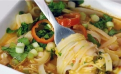 Recette Thaïlandaise : Une soupe au poulet, au lait de coco et aux nouilles de riz… Un Vrai Délice !