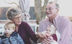 Les grands-parents qui gardent leurs petits-enfants seraient moins à risque de souffrir de démence et d'Alzheimer
