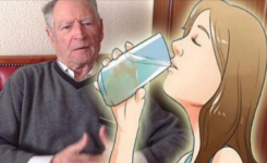 Un pharmacien à la retraite a déclaré : « Le monde a besoin de savoir, que l’eau alcaline empêche le cancer », Voici comment la préparer !