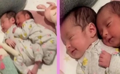 Des jumelles se prennent dans les bras pendant leur sommeil et la vidéo fait le tour de la toile !