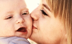 Les baisers d’une maman soulagent la douleur et guérissent les blessures 