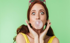 Les risques pour la santé du chewing-gum que beaucoup de gens ignorent