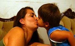 Ce médecin met en garde les parents : il faut éviter d’embrasser ses enfants sur la bouche, Voici pourquoi 