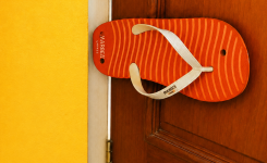 Pourquoi c’est malin de fixer une tong derrière la porte ?