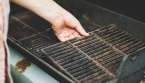 Grille de barbecue rouillée : l’astuce avec 2 ingrédients de cuisine pour la récupérer facilement