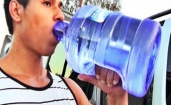 Il boit 3 litres d’eau pendant 1 mois : Voilà le résultat