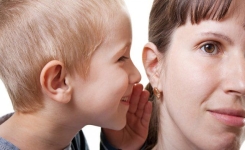 La technique hyper simple pour enseigner à votre enfant à ne pas vous interrompre quand vous parlez à quelqu'un