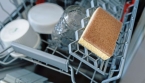 Pourquoi mettre une éponge dans son lave-vaisselle ? Astuce pratique