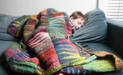 Pourquoi avons-nous besoin de dormir avec une couverture même quand il fait chaud ?