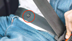À quoi sert le petit bouton sur la ceinture de sécurité ?