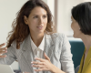 Dès les premières minutes d'une conversation, ces 5 questions peuvent favoriser la confiance, selon des experts en communication