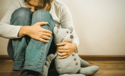Blessure d’abandon : 8 signes discrets qui peuvent marquer l’adulte