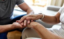 Pourquoi certains adultes gardent une colère enfouie contre leurs parents (et comment s’en libérer)