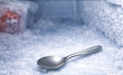 Pourquoi garder une cuillère au congélateur est une astuce à connaître
