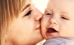 Les baisers d'une maman soulagent la douleur et guérissent les blessures