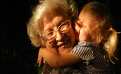 Enfants ou petits-enfants : de qui les grands-mères sont-elles le plus proches ?