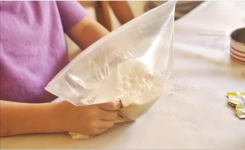 Elle met de la farine et de la levure dans un sac à glissière afin de créer le meilleur pain qui soit