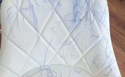 Comment enlever des traces de stylo sur une chaise ?