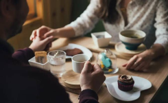 Les 7 signes qu'une personne cache ses vrais sentiments