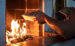 Comment faire durer un feu de cheminée plus longtemps ?