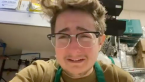 Un employé de Starbucks fond en larmes parce qu'il travaille 8 heures en une seule journée