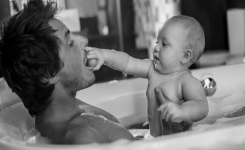 Jusqu'à quel âge peut-on prendre un bain avec son enfant ?