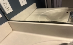Pourquoi le miroir de la salle de bain noircit-il sur les bords, et comment l’éviter ?