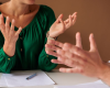 Pourquoi certaines personnes parlent-elles autant avec leurs mains ?