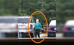 La vieille dame ne sait pas qu'elle est filmée: ce qu'elle fait dans le parking vous fera sourire