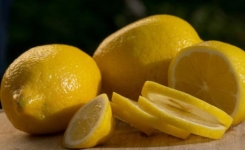 Pourquoi mettez un citron coupé sur votre table avant de dormir