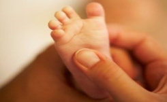 Appuyez sur ces points sur les pieds de votre bébé pour arrêter ses larmes en 1 minute…