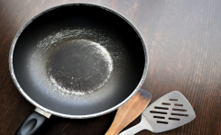Peut-on cuisiner avec une poêle rayée ? Ce que dit la science