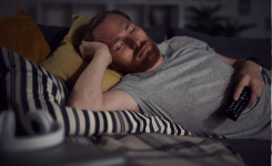 Pourquoi certaines personnes ne peuvent-elles pas dormir sans la télévision allumée ?