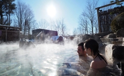 Eaux chaudes naturelles : 7 sources pour se baigner toute l’année