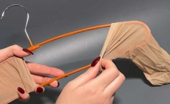 Mettez une chaussette sur un cintre : cette astuce simplifie le dépoussiérage des endroits difficiles