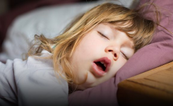 Pourquoi la santé d'un enfant qui dort la bouche ouverte doit vous inquiéter