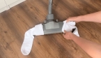 L’astuce de grand-mère : mettre une chaussette sur l’aspirateur pour gagner du temps