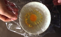 Ils cassent des œufs et les mettent dans un film plastique... Ce qui se passe après, est incroyable !