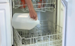 Vos verres sont blanchis à cause du lave-vaisselle? Faites-les briller grâce à ce simple truc!