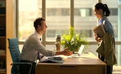 Saluer sans se lever : ce que la psychologie révèle de ce geste du quotidien