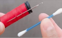 L’astuce d’une couturière pour enfiler une aiguille sans effort