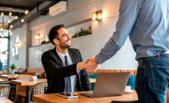 Saluer sans se lever : un détail du quotidien loin d’être anodin