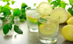 Est-il bon de boire de l’eau chaude au citron le matin ?