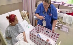 Cette infirmière place ce nouveau-né dans une boite de carton. La raison est géniale !