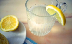 Boire de l’eau avec du citron tous les matins : l’erreur que tous le monde fait