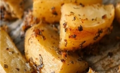 Délicieuses pommes de terre cuites au four avec ail et citron… Une recette à la grecque !