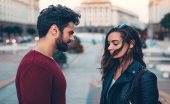 9 Traits Attirants Chez la Femme Selon les Hommes (et 9 qu’ils Jugent Repoussants)