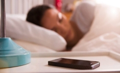 Est-il mauvais de dormir près de son téléphone portable ?