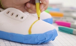 Elle Colorie Des Sneakers Blancs Avec Des Crayons-Feutres… Les Ados Vont Adorer !
